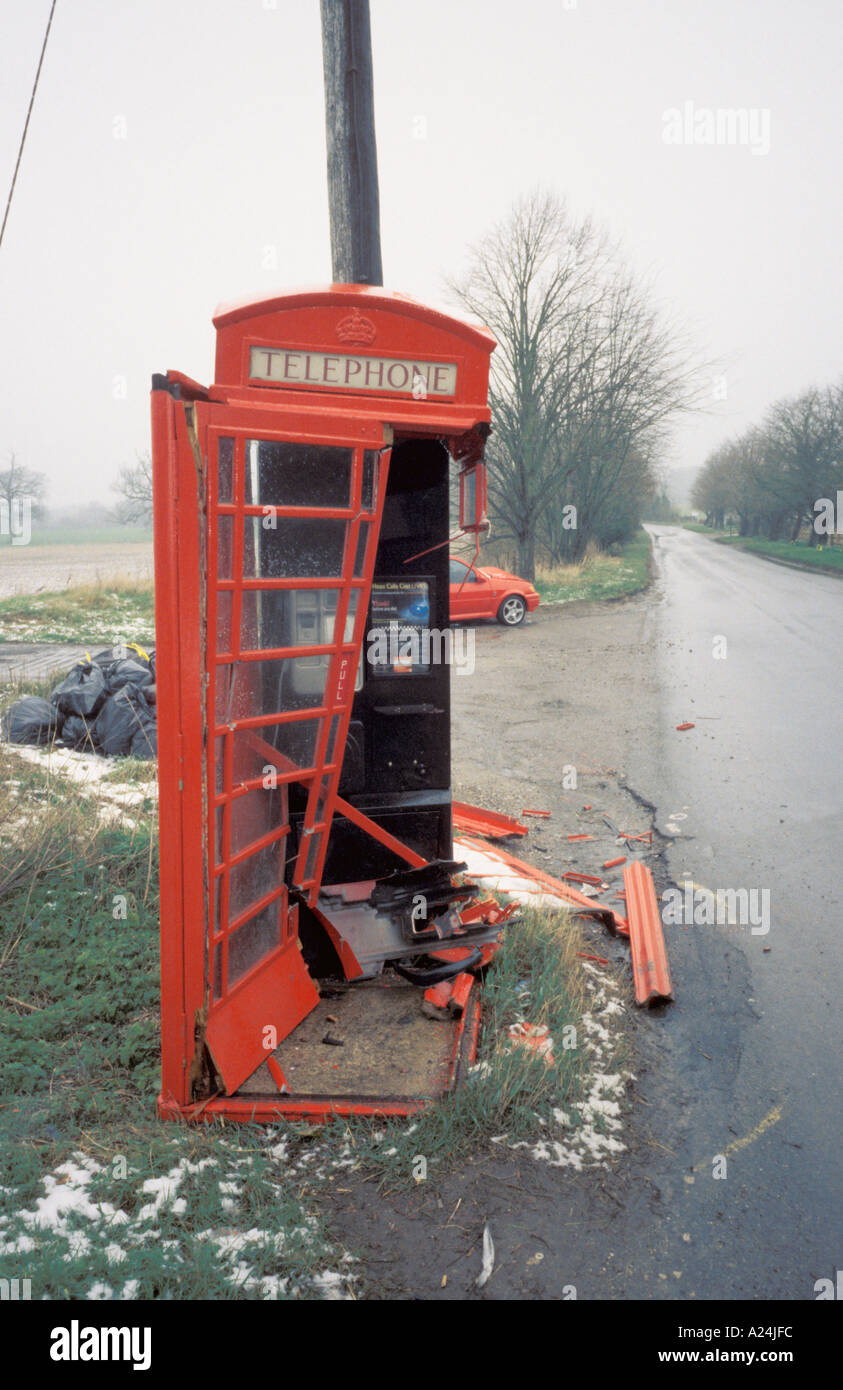 Près de Wroughton Wiltshire Angleterre Téléphone fort détruit Kiosque en voiture automobile en accident de la route Banque D'Images