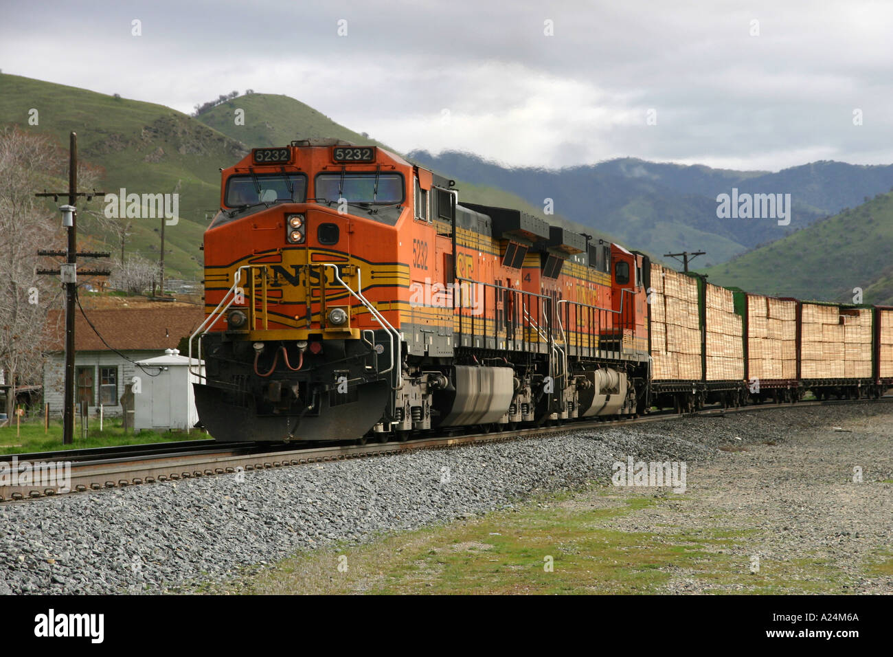Pousser les moteurs auxiliaires à l'arrière d'un train de marchandises à BNSF Caliente California USA Banque D'Images