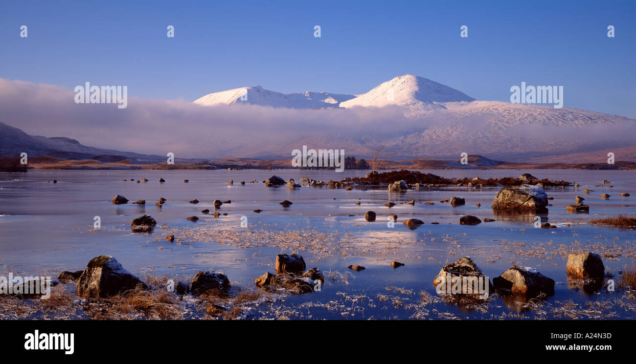 Lochan na h Achlaise, Meall Bhuiridh un et le Mont Noir, Rannoch Moor, Lochaber, Highland, Scotland, UK Banque D'Images