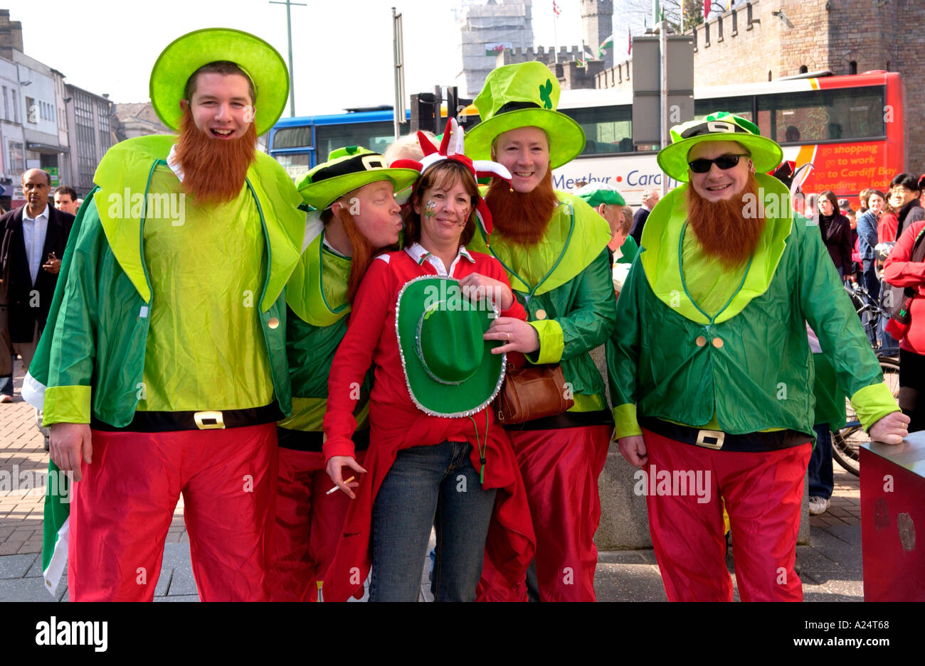 Fans de rugby irlandais en robe de soirée à Cardiff pour un match international Banque D'Images