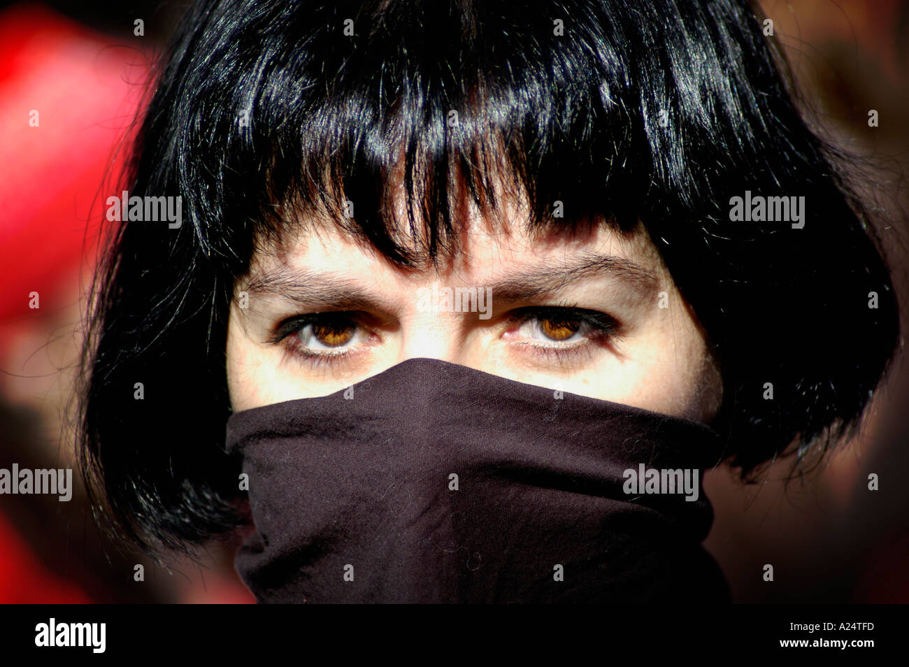Femme à la lutte contre la guerre et démonstration d'Atout anti yeux masqués parade Brown Banque D'Images