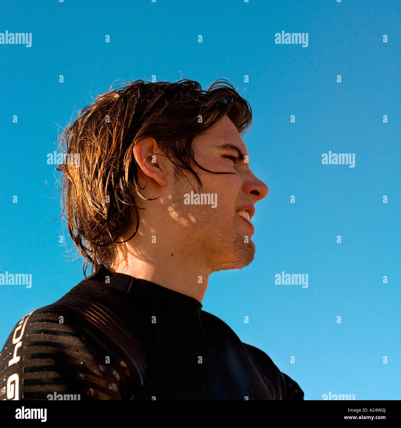 Un bon surfeur à la recherche de l'horizon. Banque D'Images