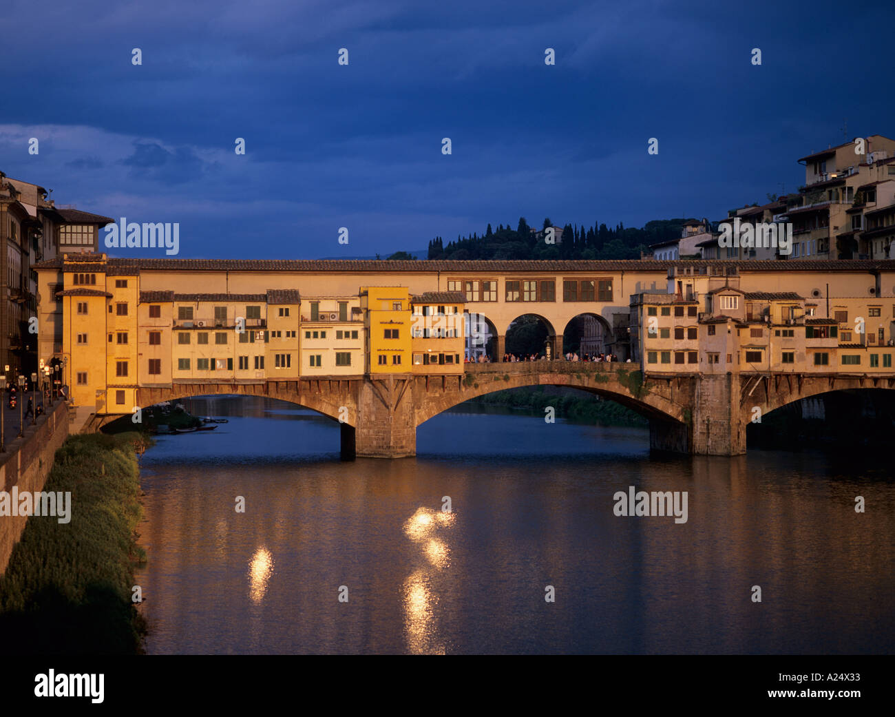 Le Ponte Vecchio en fin d'après-midi soleil Florence Italie Europe Banque D'Images