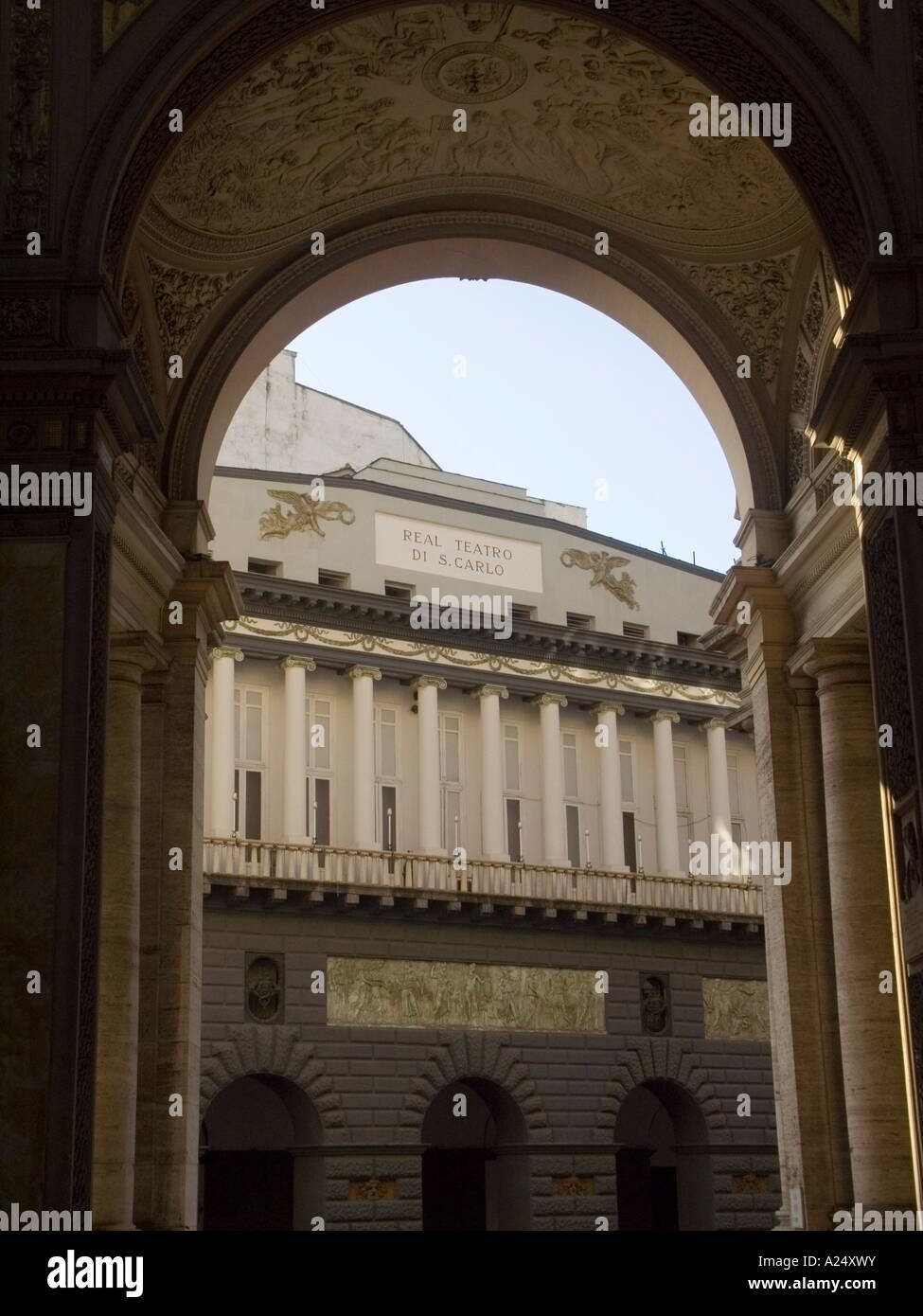 La célèbre lirica Théâtre San Carlo, à Naples, au sud de l'Italie, suggestive vue depuis la galerie Umberto. Banque D'Images