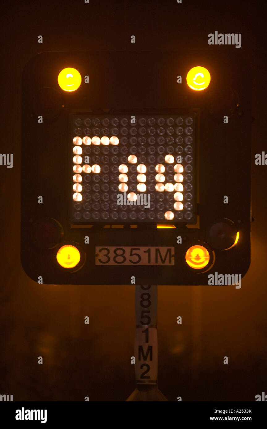Panneau d'avertissement de brouillard sur l'autoroute M1, Leicestershire, UK, au cours de temps de brouillard Banque D'Images