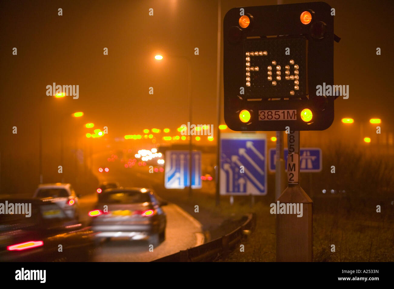 Panneau d'avertissement de brouillard sur l'autoroute M1, Leicestershire, UK, au cours de temps de brouillard Banque D'Images