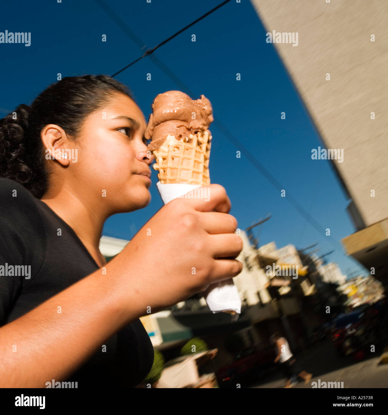 Jeune fille se précipiter en mangeant de la glace sur les rues du centre-ville de Mazatlan Mexique 2007 Banque D'Images