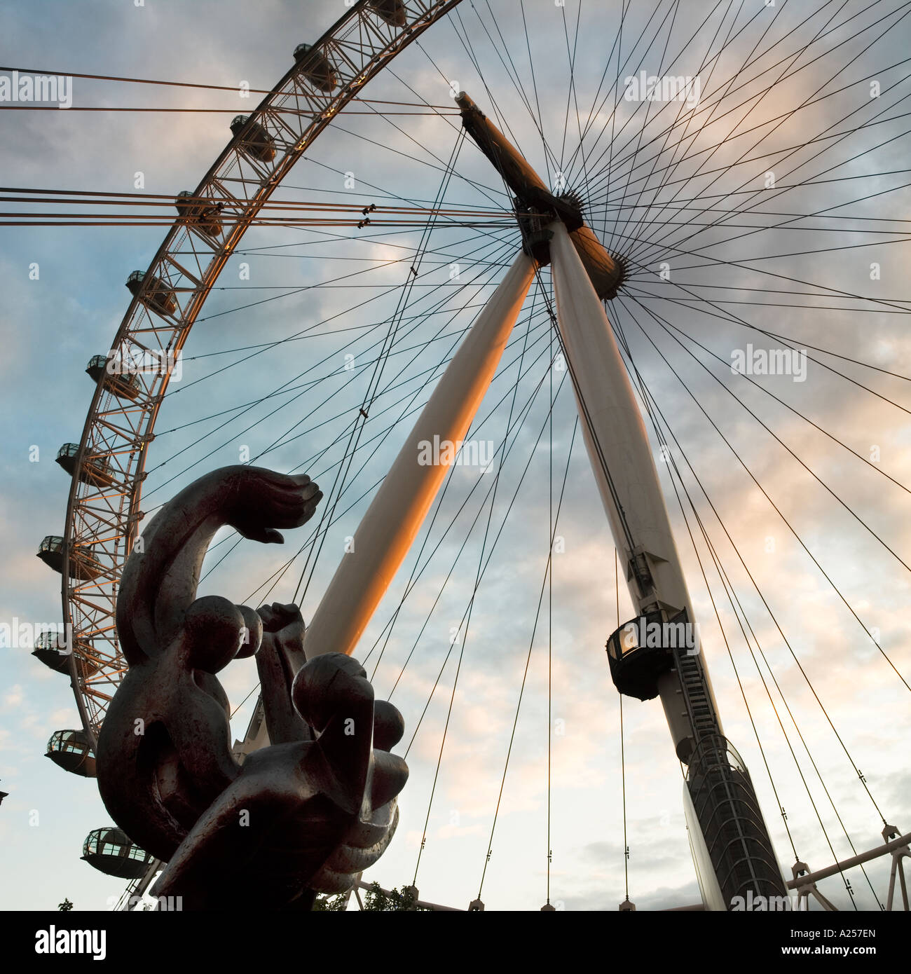 Le London Eye (grande roue du millénaire avec la Guerre Civile Espagnole monument à l'avant-plan Banque D'Images