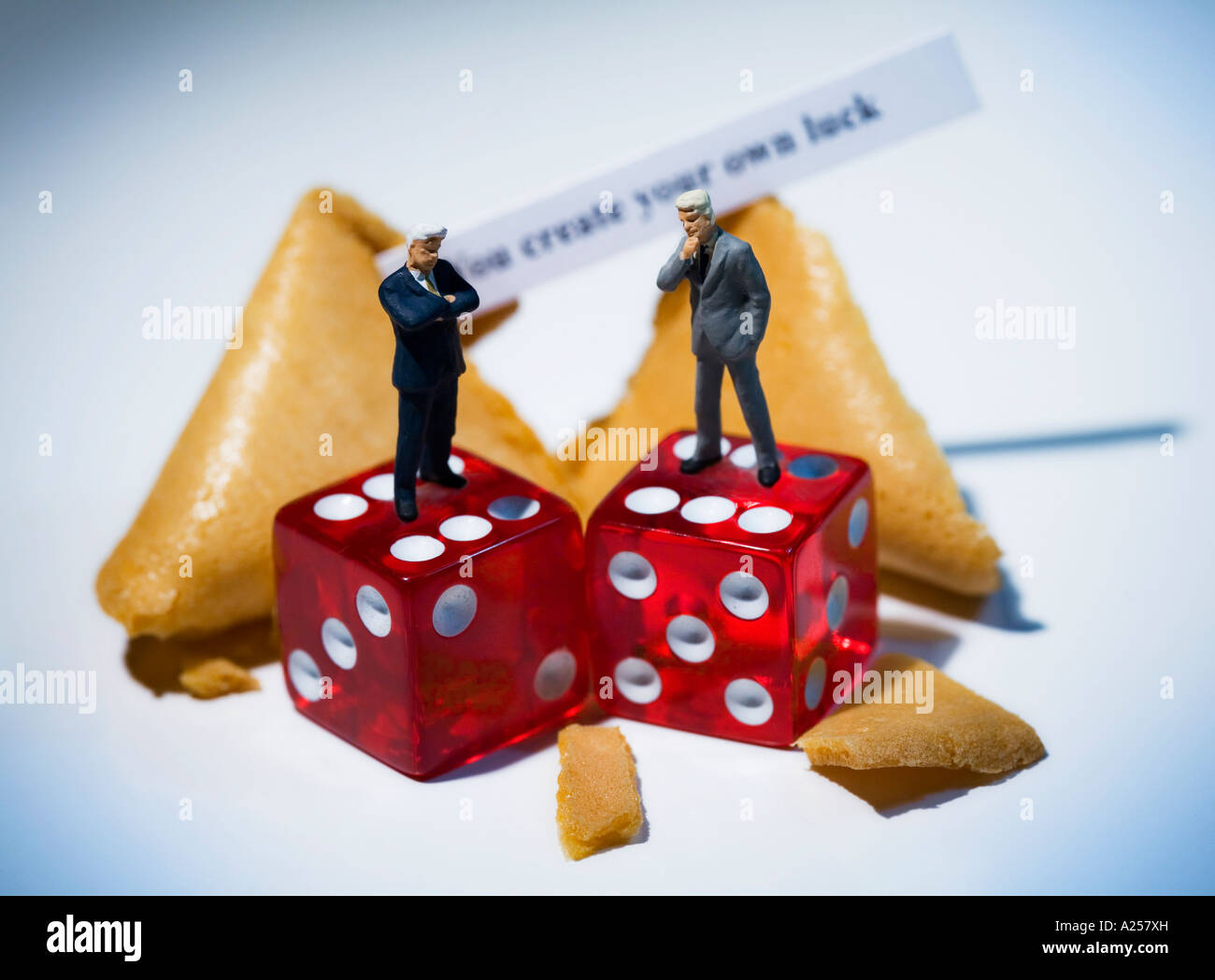 Businessmen standing on dice miniatures en face de fortune cookies avec lecture du message que vous créez votre propre chance Banque D'Images