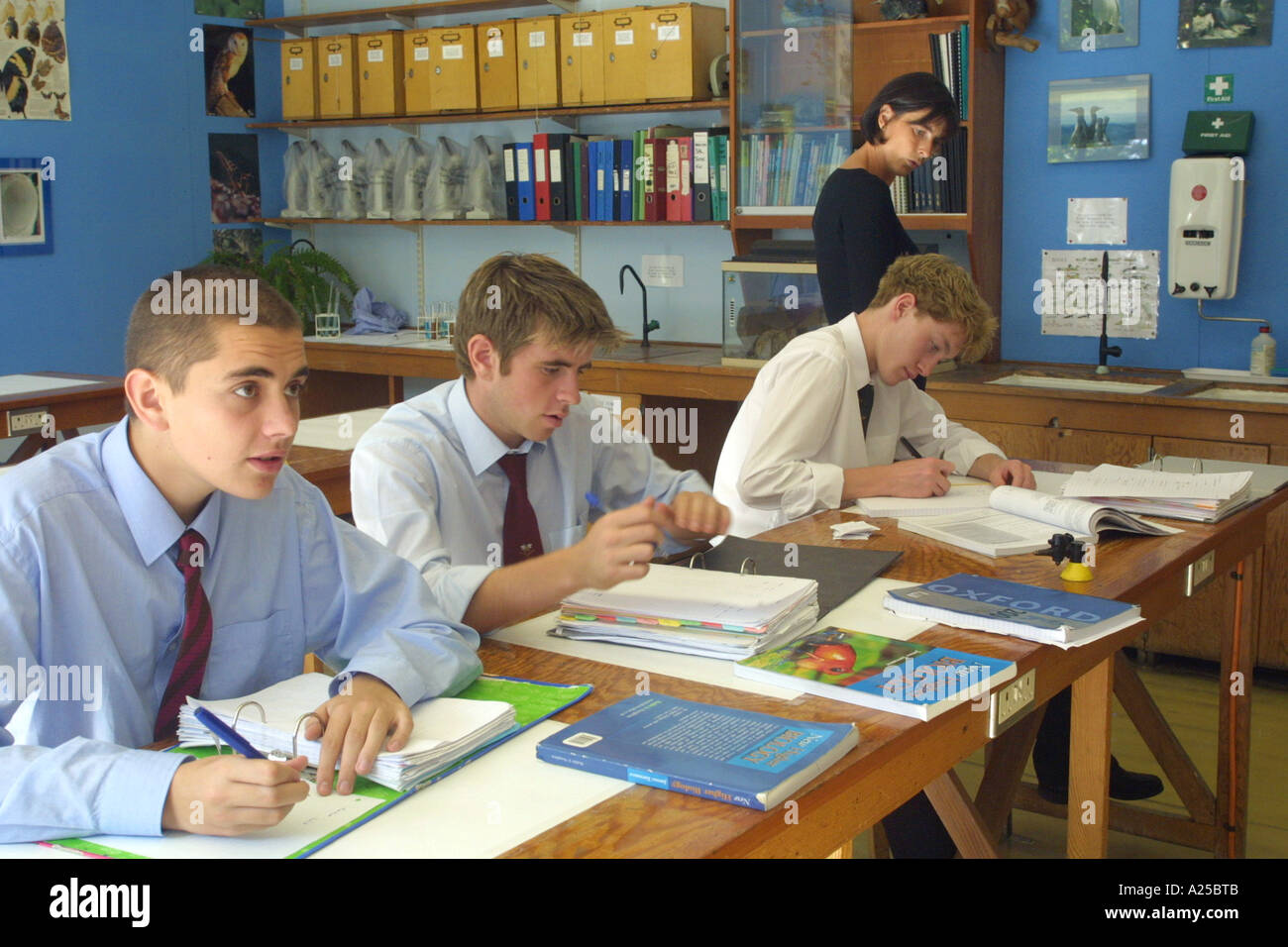 Une classe de biologie de niveau avec l'enseignant de superviser le travail de l'étudiant Banque D'Images