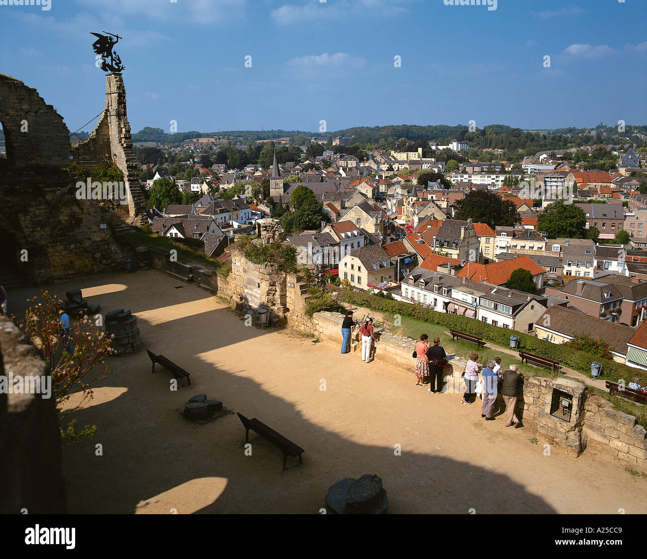 Des excursions pour l'ARPENTAGE TOITS DE VIEILLE VILLE DU CHÂTEAU DE VALKENBURG Banque D'Images