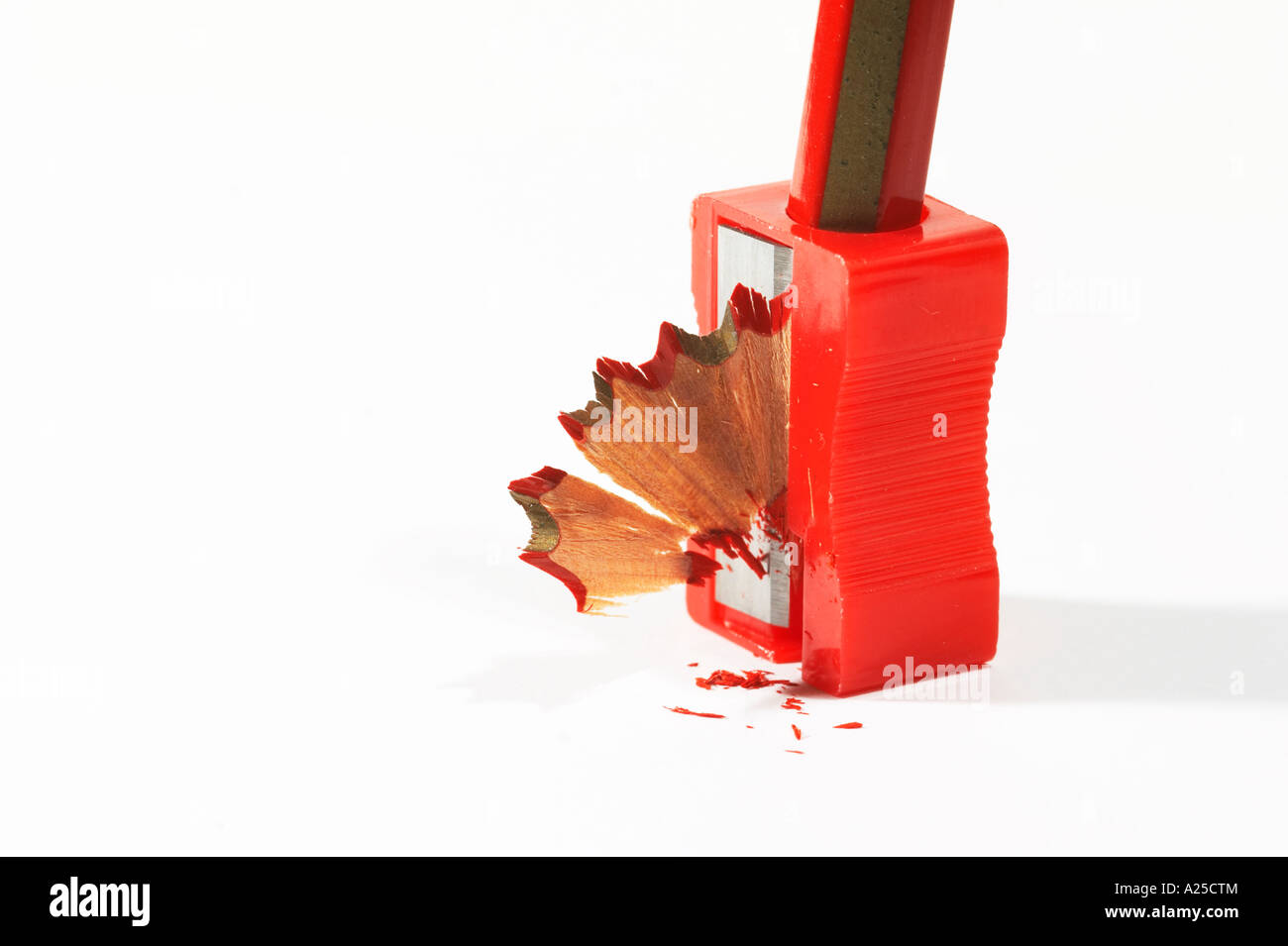 Taille-crayon rouge avec rouge/or crayon et débris Banque D'Images