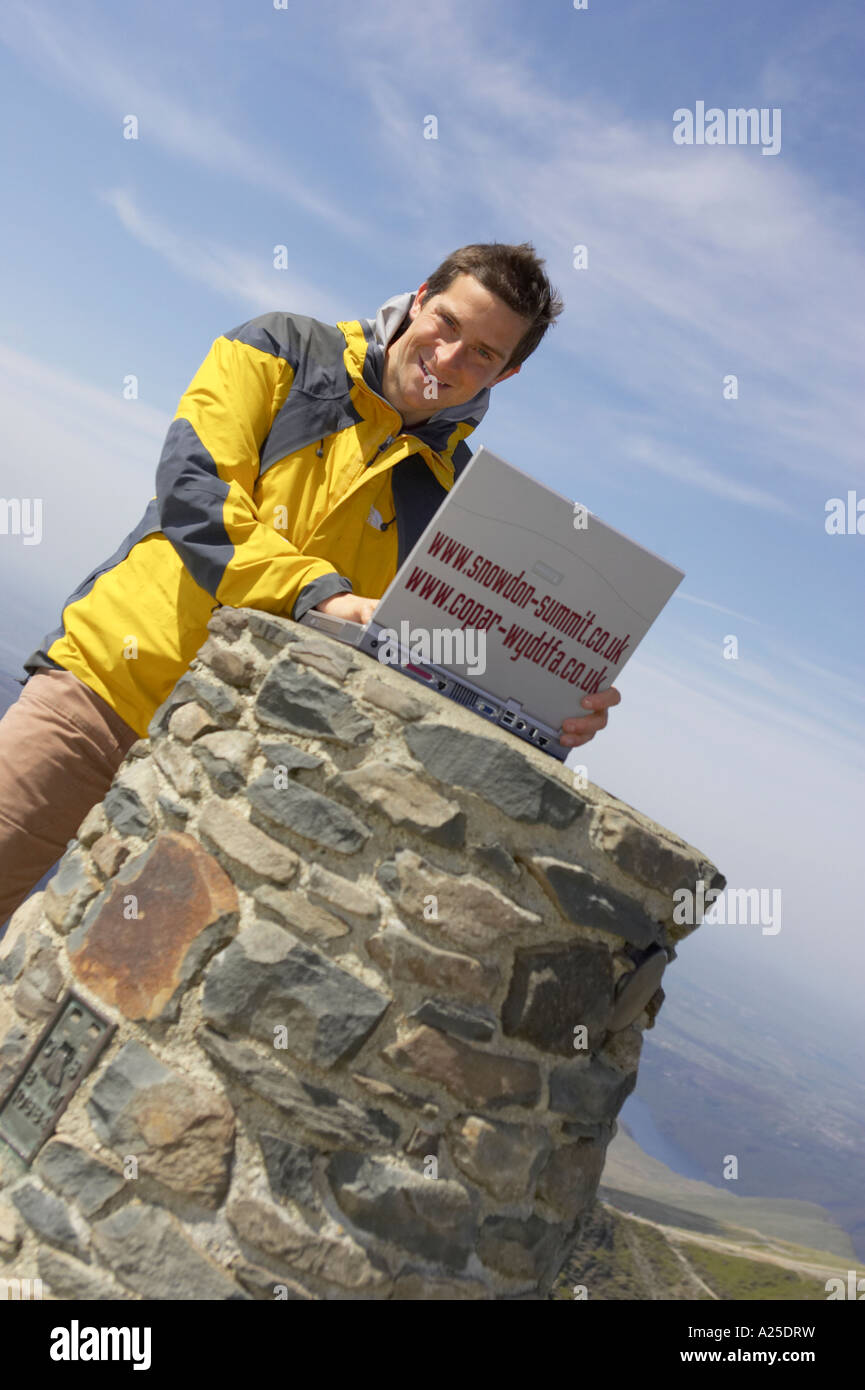 Explorer Bear Grylls au sommet du Snowdon, au nord du Pays de Galles, Royaume-Uni Banque D'Images