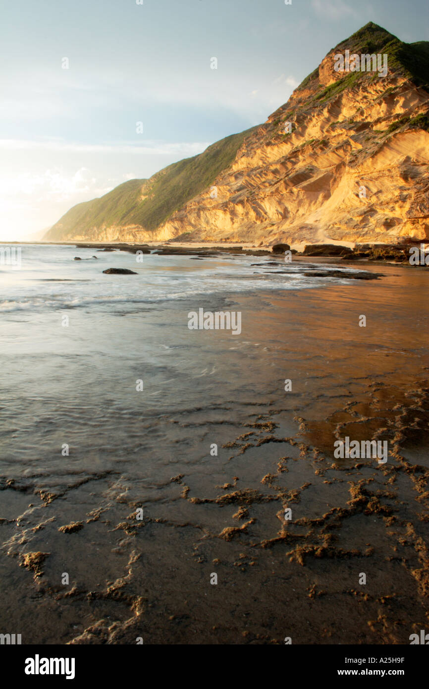 Lumière du soir coucher du soleil frappe la côte de la mer d'une falaise Banque D'Images