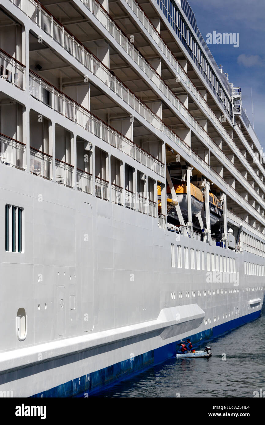 Peinture Les travailleurs du côté d'un bateau de croisière Banque D'Images