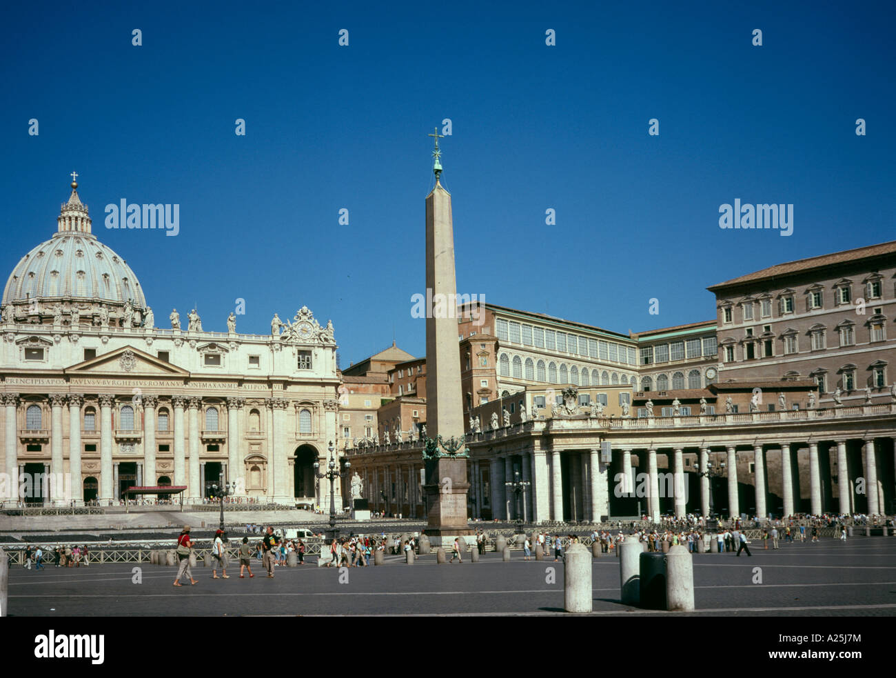 La Place Saint Pierre, Piazza San Pietro, et St Peters Cathedral, Basilica di S. Pietro, dans la Cité du Vatican, Rome, Italie Banque D'Images