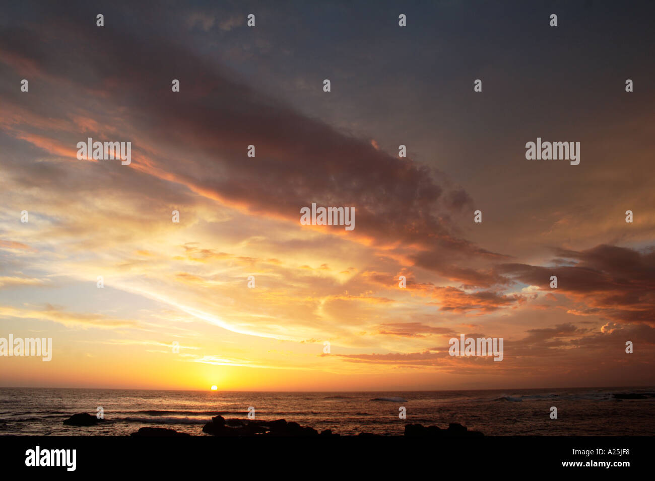 Belle spectaculaire coucher de soleil sur la mer Afrique du Sud Garden Route Banque D'Images