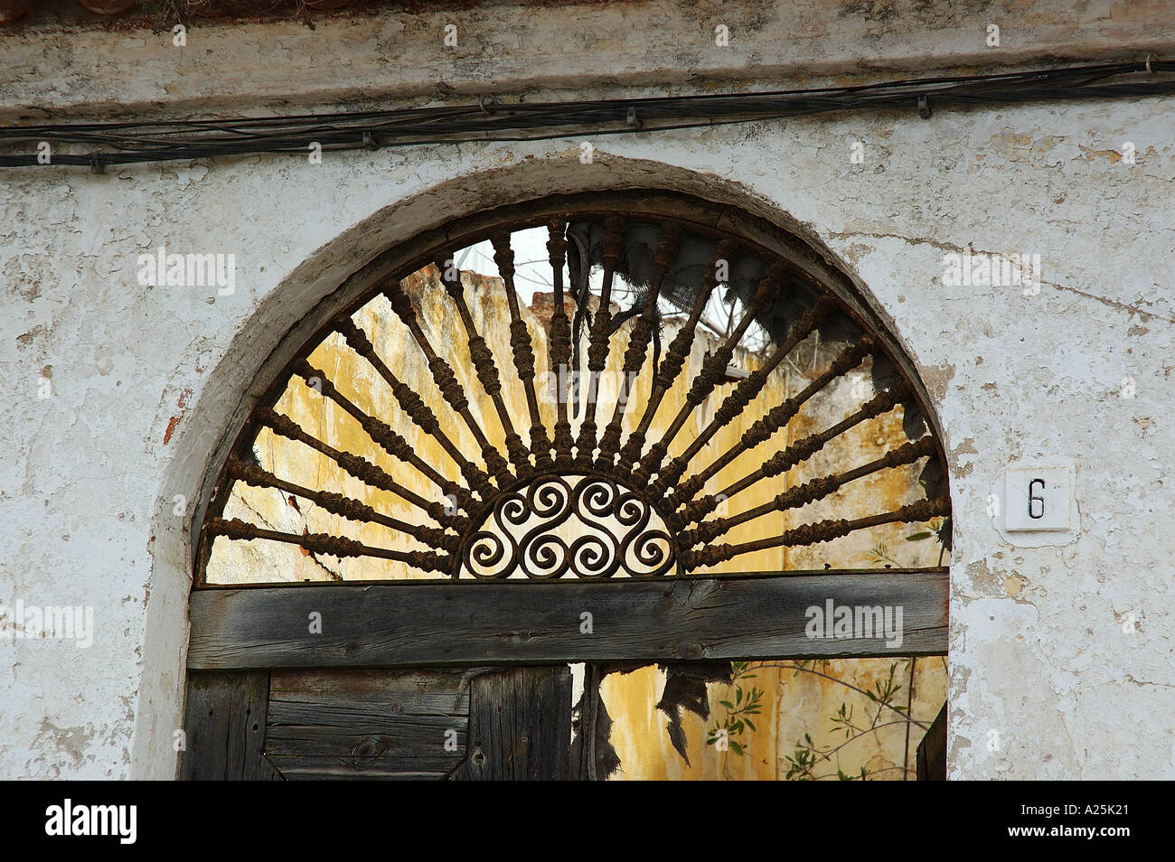 La ferronnerie décorative ancienne au-dessus d'une porte Moura Baixo Alentejo Portugal europe Banque D'Images