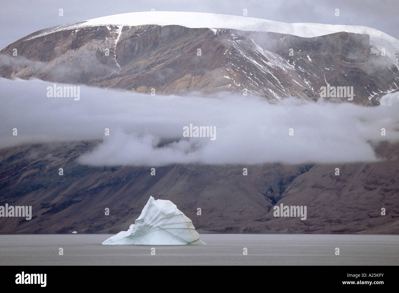 Iceberg en face de paysages côtiers de l'Antarctique à Sund, le Groenland, l'Est du Groenland, Groenland Nationalpark, Tunu Banque D'Images