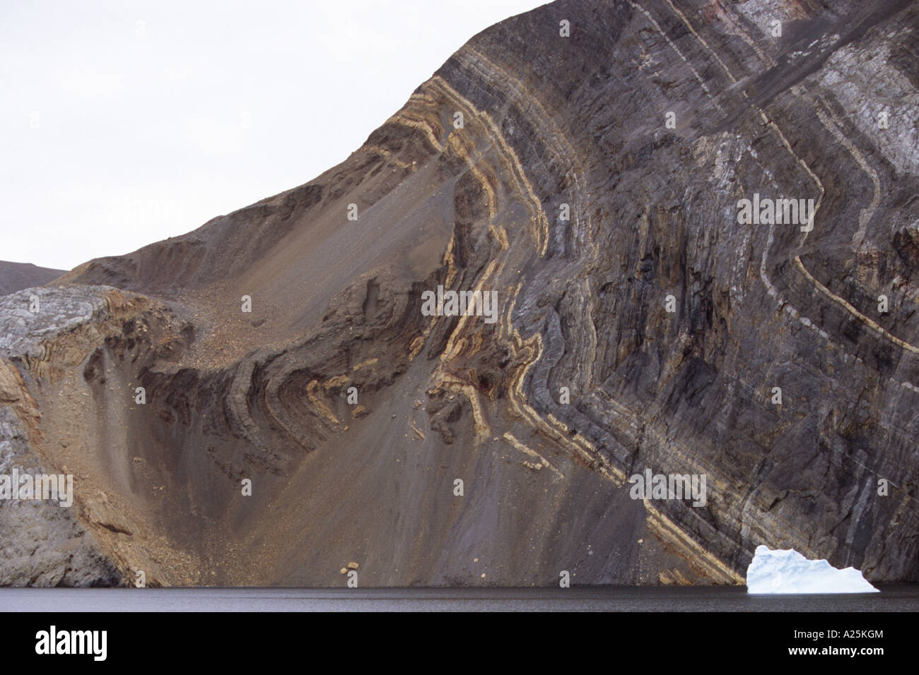 Côte rocheuse de l'Antarctique à Sund, strates géologiques, 600 millions d'années, le Groenland, l'Est du Groenland, Groenland Nationalpark, Tunu Banque D'Images