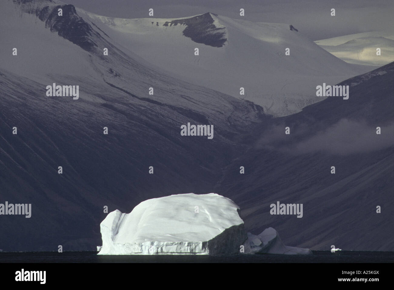 Iceberg de l'Antarctique à Sund, le Groenland, l'Est du Groenland, Groenland Nationalpark, Tunu Banque D'Images