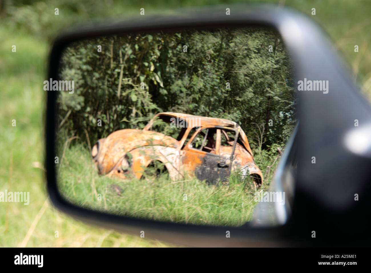 Rusty old abandoned VW Coccinelle reflète dans wing mirror of new car Photo  Stock - Alamy