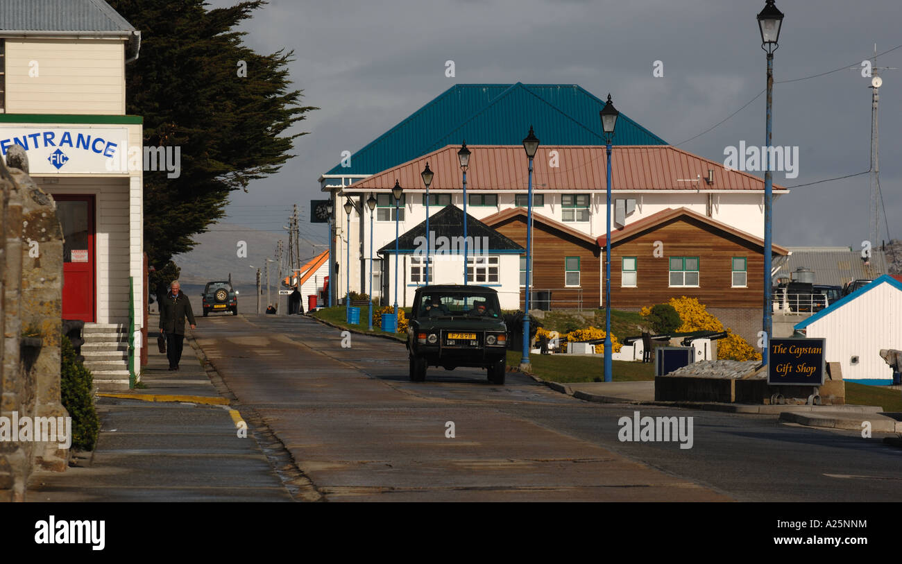 High street view route paysage lamp post location 4x4 île Falkland war memorial vie anniversaire entrée piétonne chambre store Banque D'Images
