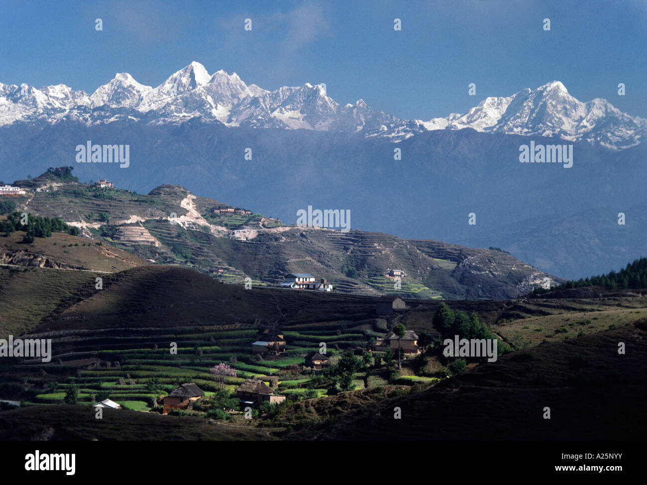 Le Népal s'middle HILLS Mont Dorje Lakpa s'élevant à 6989 mètres et au 6658 mètres Chachu Phurba dans l'arrière-plan Banque D'Images