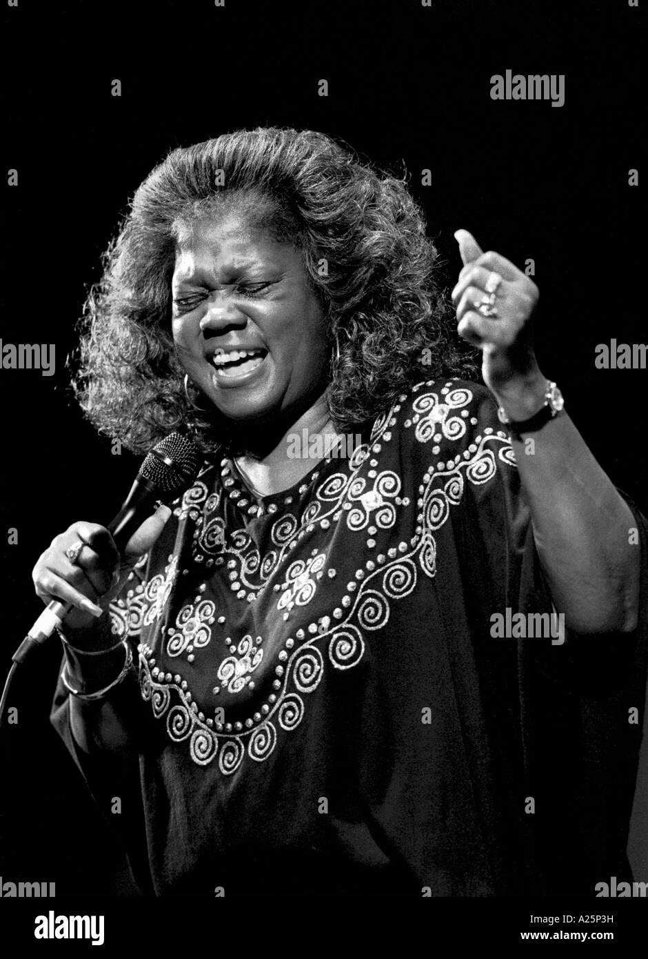 Une femme effectue la chanteuse de jazz au festival de jazz de Monterey Monterey Californie Banque D'Images