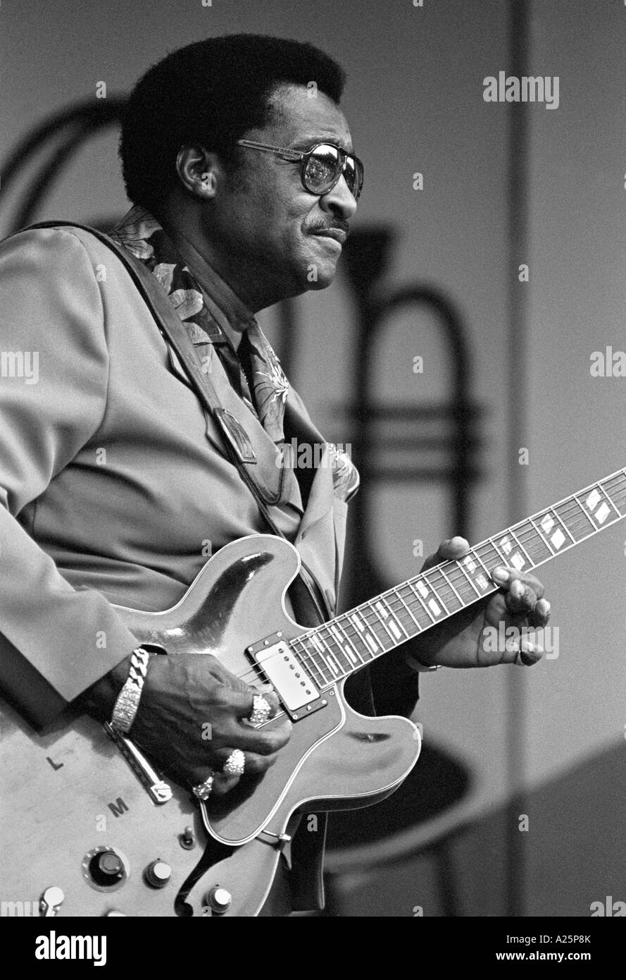 LITTLE MILTON joue de la guitare et chante au Festival de jazz de Monterey Monterey Californie Banque D'Images