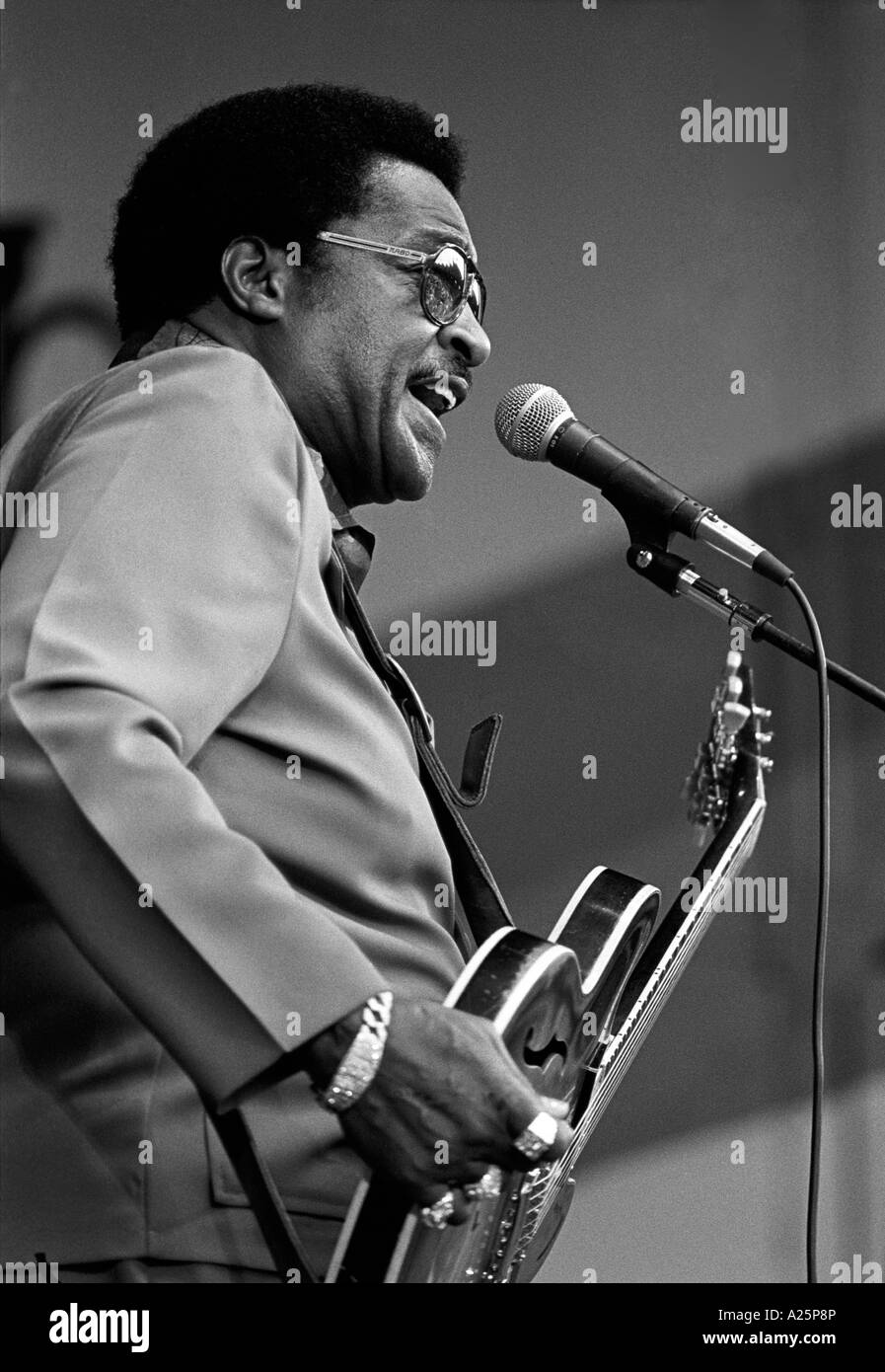 LITTLE MILTON joue de la guitare et chante au Festival de jazz de Monterey Monterey Californie Banque D'Images
