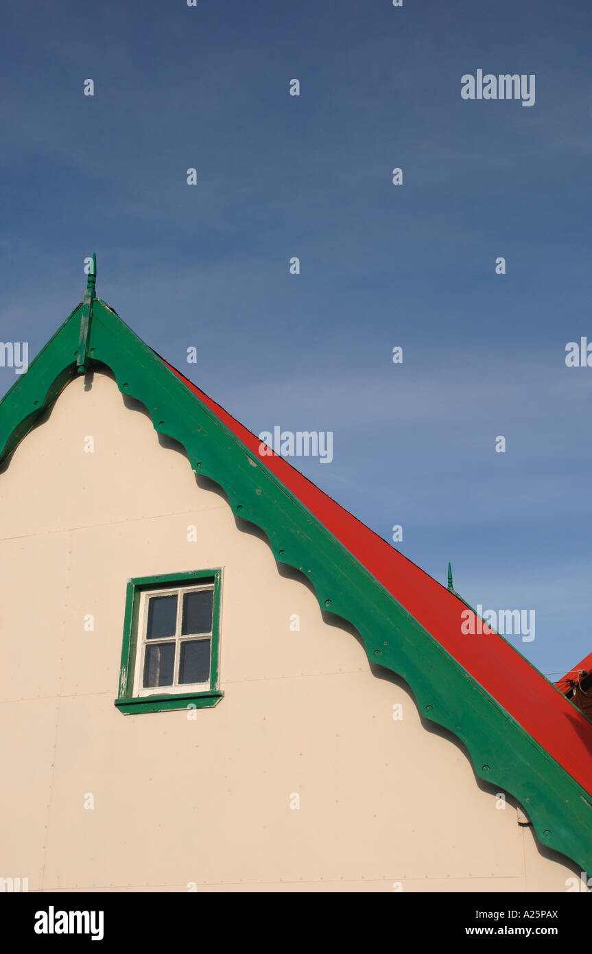 La guerre des îles Malouines atlantique sud port stanley house architecture fenêtre de toit rouge vert bleu crème abstract Banque D'Images