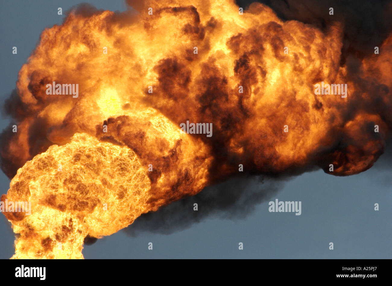 Feux brûler chaud intense à partir de la raffinerie de pétrole flares Photo  Stock - Alamy