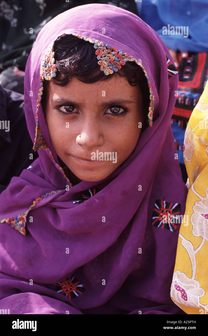 Young Girl wearing Balochi robe brodée traditionnelle d'Awaran le sud du Baloutchistan au Pakistan Banque D'Images