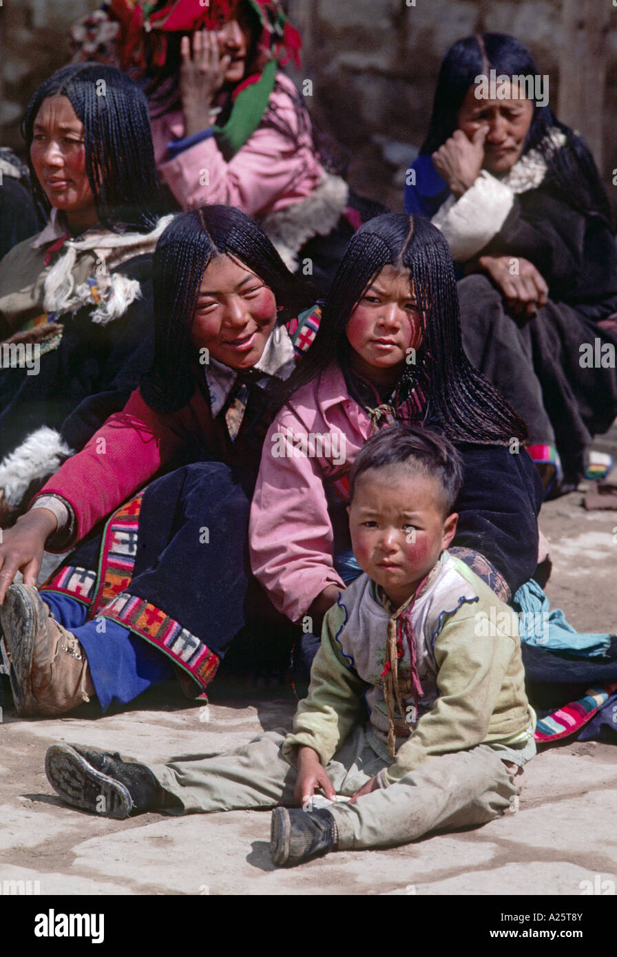Pèlerins tibétains 108 sportifs se rassemblent sur le Barkhor tresses Lhassa au Tibet Banque D'Images