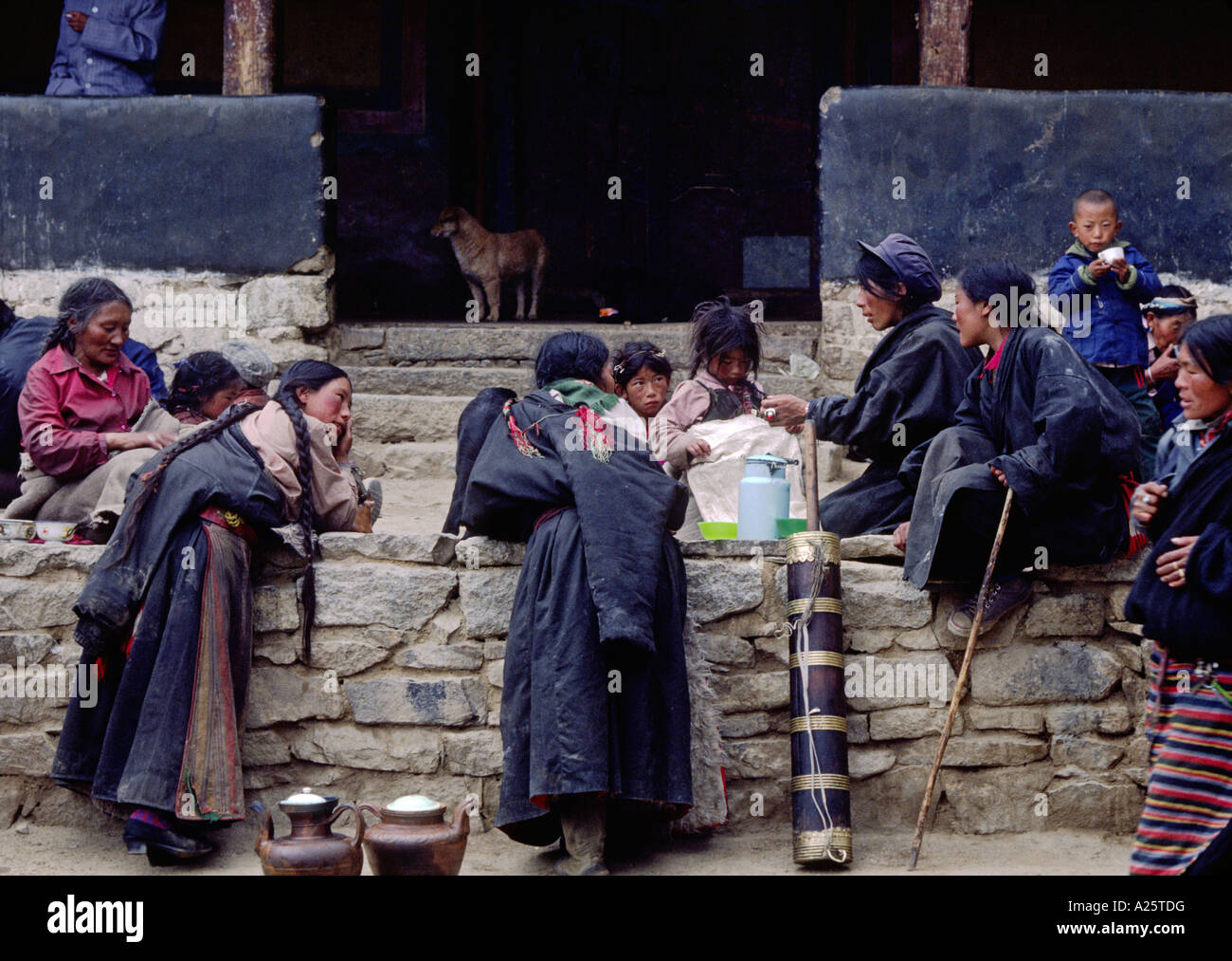 Pèlerins tibétains déjeuner au monastère de Séra courtyard Lhassa au Tibet Banque D'Images
