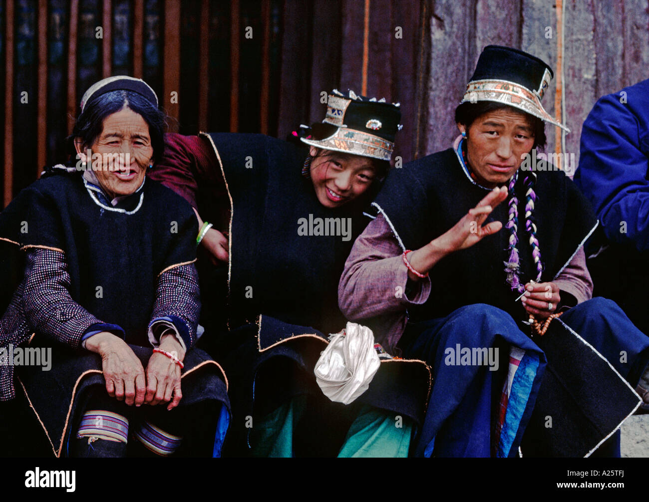 Les pèlerins se réunissent au monastère de Séra Lhassa au Tibet Banque D'Images