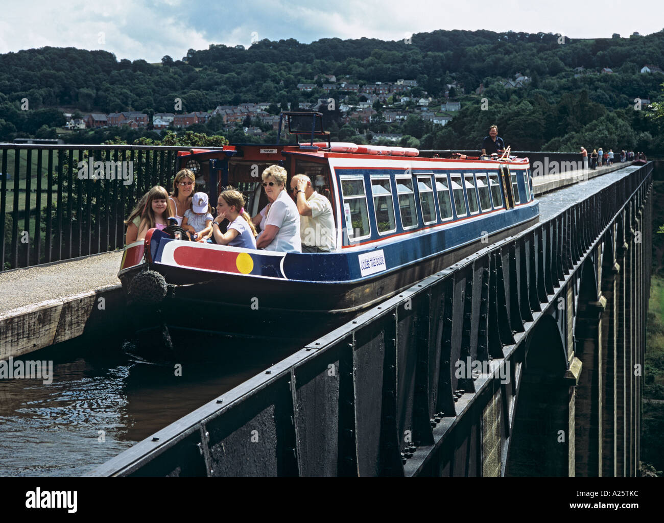 Bateau étroit sur pont-canal de Pontcysyllte sur Llangollen branche du canal de Shropshire Union à travers la vallée de la Dee. Pays de Galles, Royaume-Uni Banque D'Images