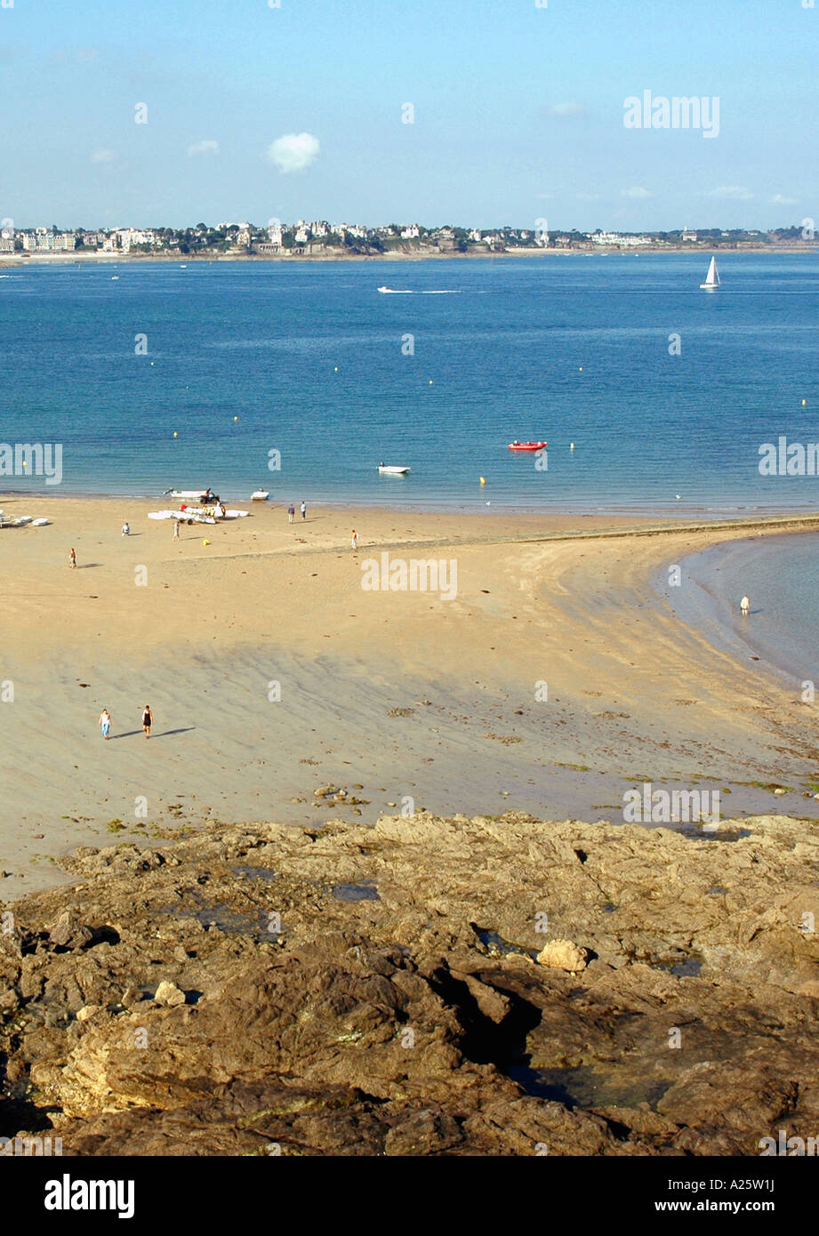 Vue panoramique mer & Plage Saint Malo Sant Maloù San S Breton Bretagne Bretagne Manche North Western France Europe Banque D'Images