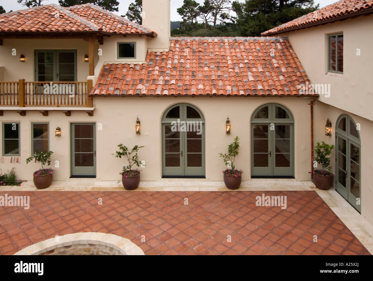 Maison Tuiles Rouges Extérieur d'une maison de luxe de style espagnol avec des murs en stuc ...
