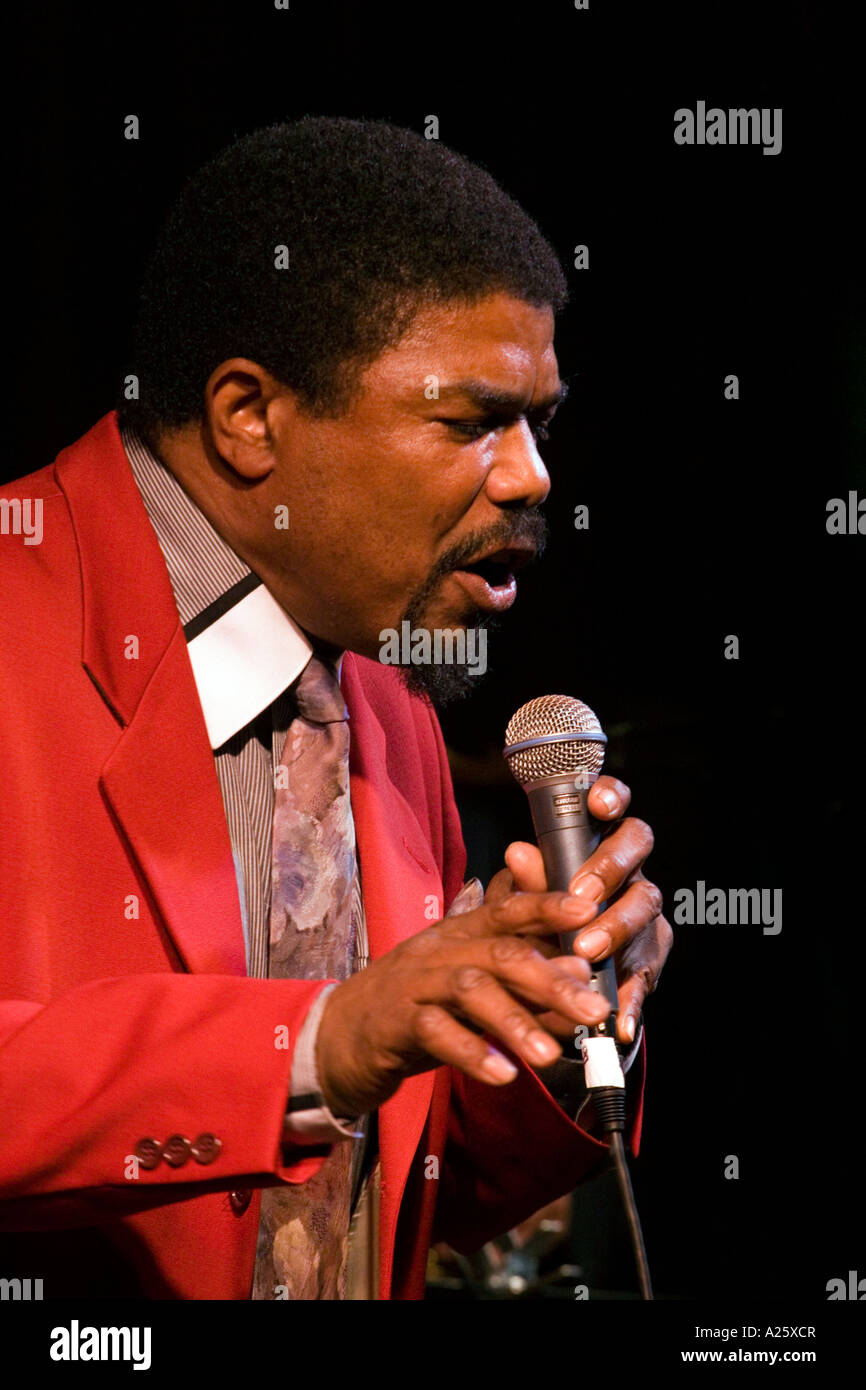 African American man chante lors d'un hommage à Ray Charles au Monterey Bay BLUES FESTIVAL de Monterey, en Californie Banque D'Images