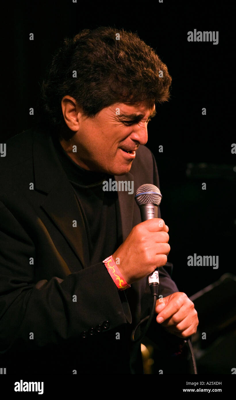 Un crooner chante lors d'un hommage à Ray Charles au Monterey Bay BLUES FESTIVAL de Monterey, en Californie Banque D'Images