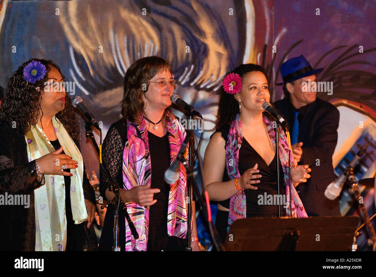 Les chanteuses effectuer lors d'un hommage à Ray Charles au Monterey Bay BLUES FESTIVAL de Monterey, en Californie Banque D'Images