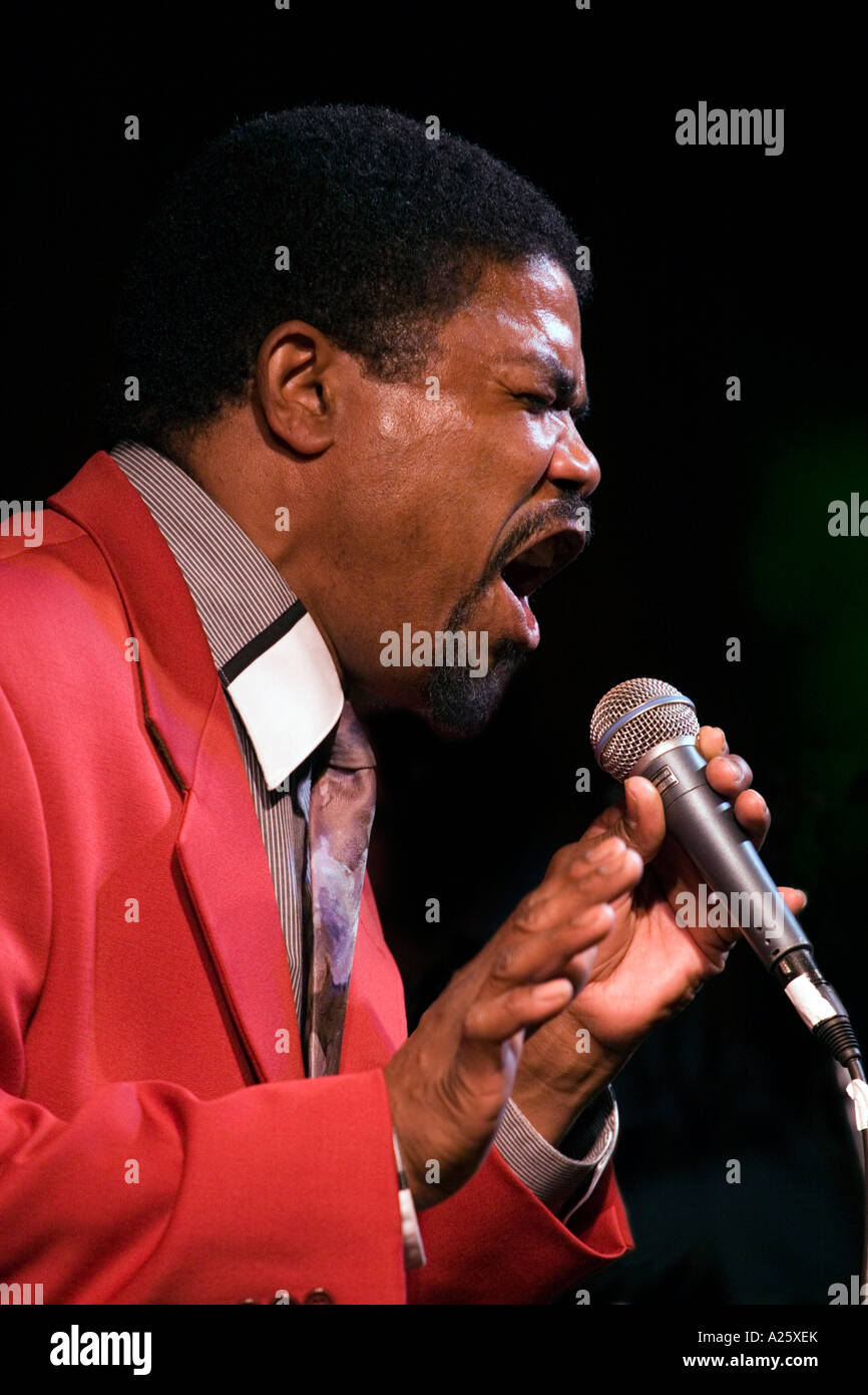 African American man chante lors d'un hommage à Ray Charles au Monterey Bay BLUES FESTIVAL de Monterey, en Californie Banque D'Images
