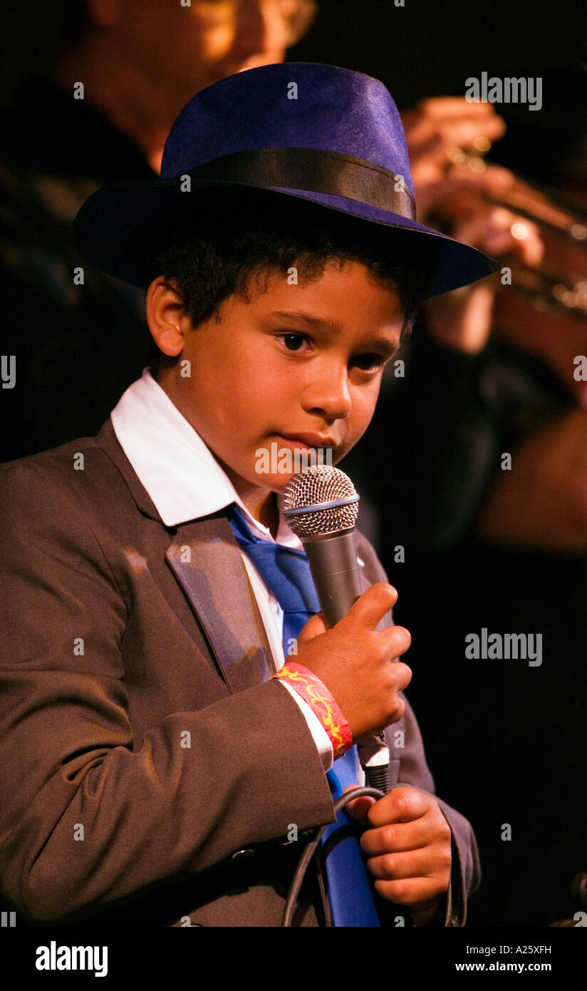 ALLIGATORS fils chante lors d'un hommage à Ray Charles au Monterey Bay BLUES FESTIVAL de Monterey, en Californie Banque D'Images