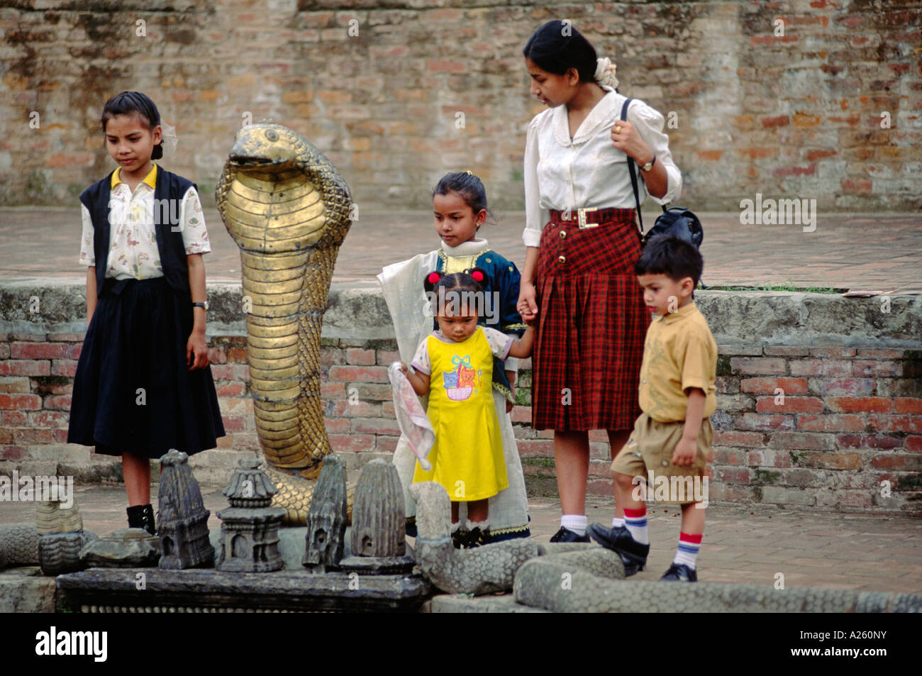 Lave-serpent NAGA ou Légende fontaine est que les Newars venaient de peuple naga Bhaktapur, Népal Banque D'Images