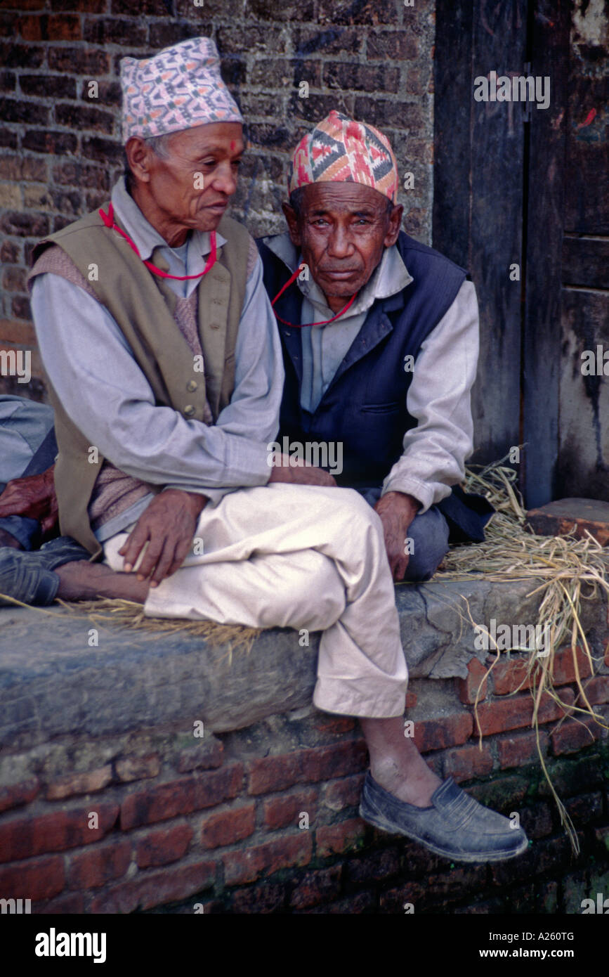 Les vieux amis ont une visite dans la ville traditionnelle de Bhaktapur dans la vallée du Népal Kathamandu Banque D'Images