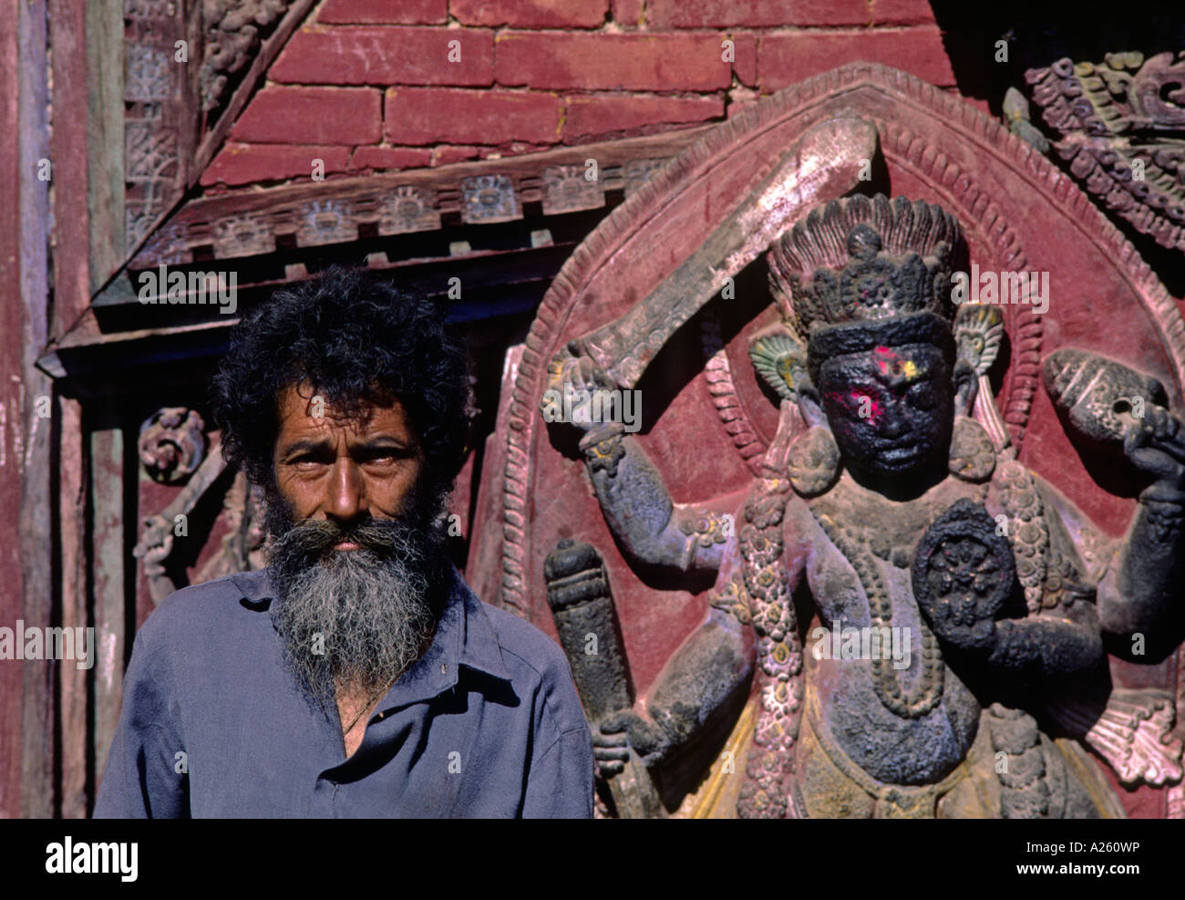 Statue de Licchavi de Changu Narayan au temple de Changu Narayan KATHAMANDU VALLEY NÉPAL Banque D'Images