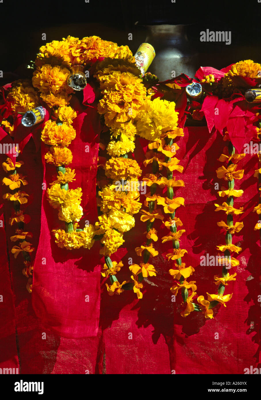 Des couronnes de fleurs à vendre comme offrandes au temple d'DASHINKAL KATHAMANDU VALLEY NÉPAL Banque D'Images