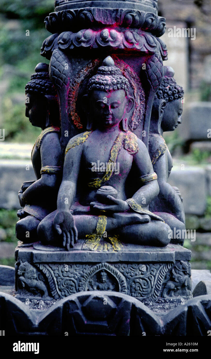 Sculpté en pierre ancienne terre de toucher à l'BOUDDHAS TEMPLE près de VAJRA YOGINI KHU NÉPAL Banque D'Images